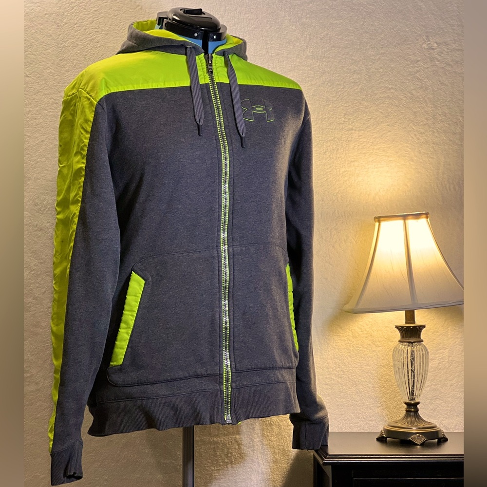 💪 Stay Warm and Stylish with This Under Armour Medium Zip-Up Jacket! 💪